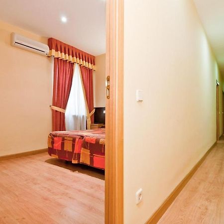 Hostal Las Cortes Madrid Bagian luar foto