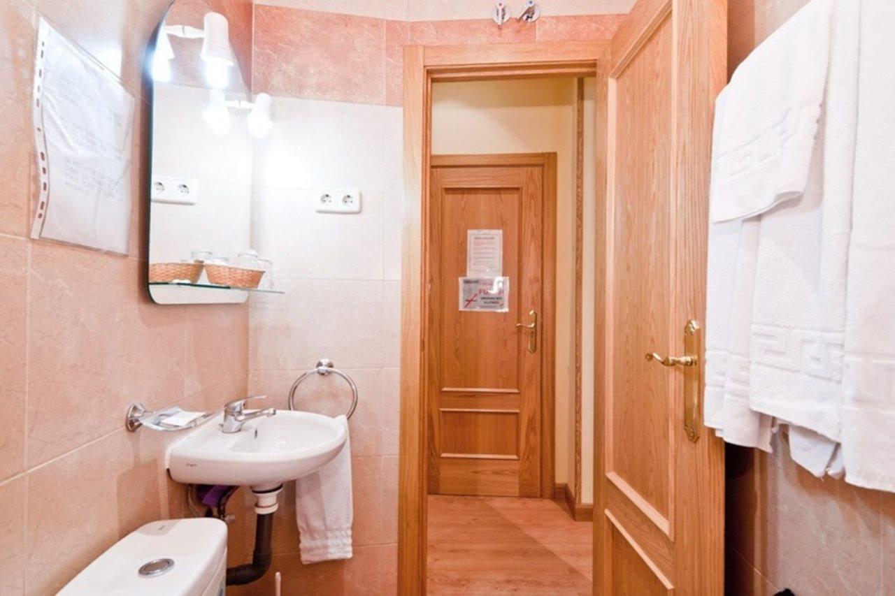 Hostal Las Cortes Madrid Bagian luar foto