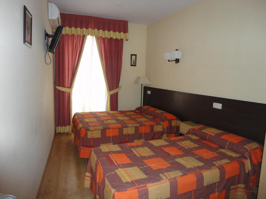 Hostal Las Cortes Madrid Bagian luar foto