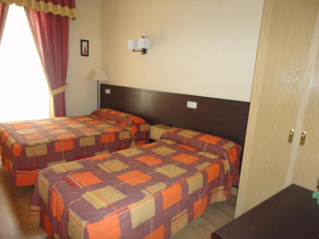 Hostal Las Cortes Madrid Bagian luar foto