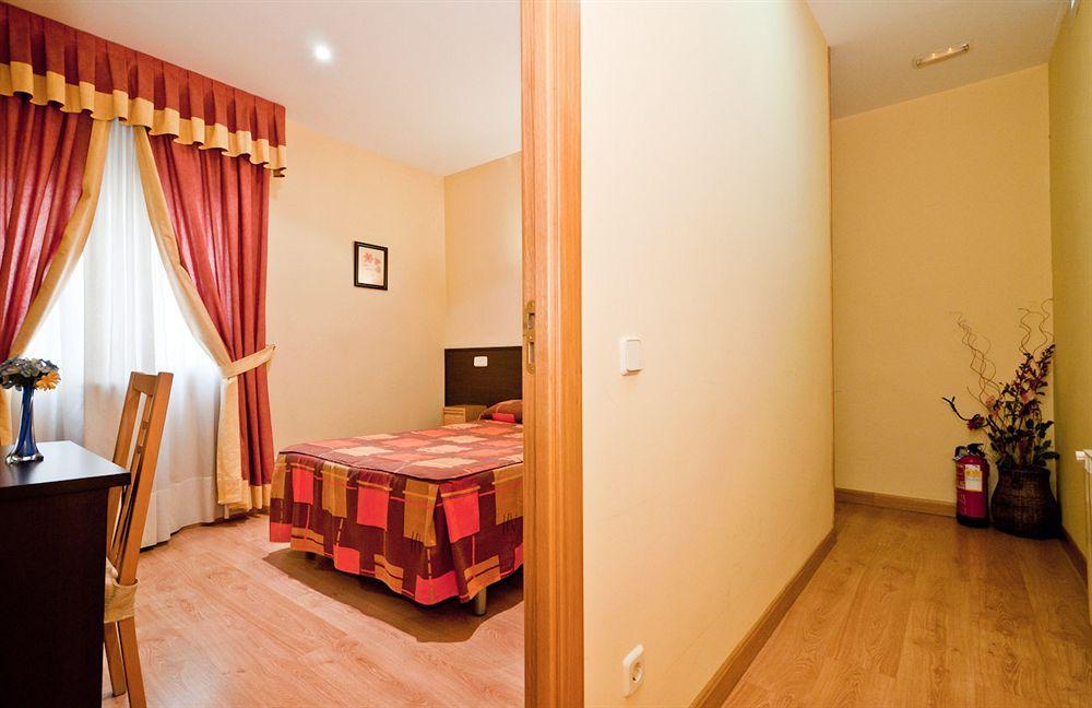 Hostal Las Cortes Madrid Bagian luar foto