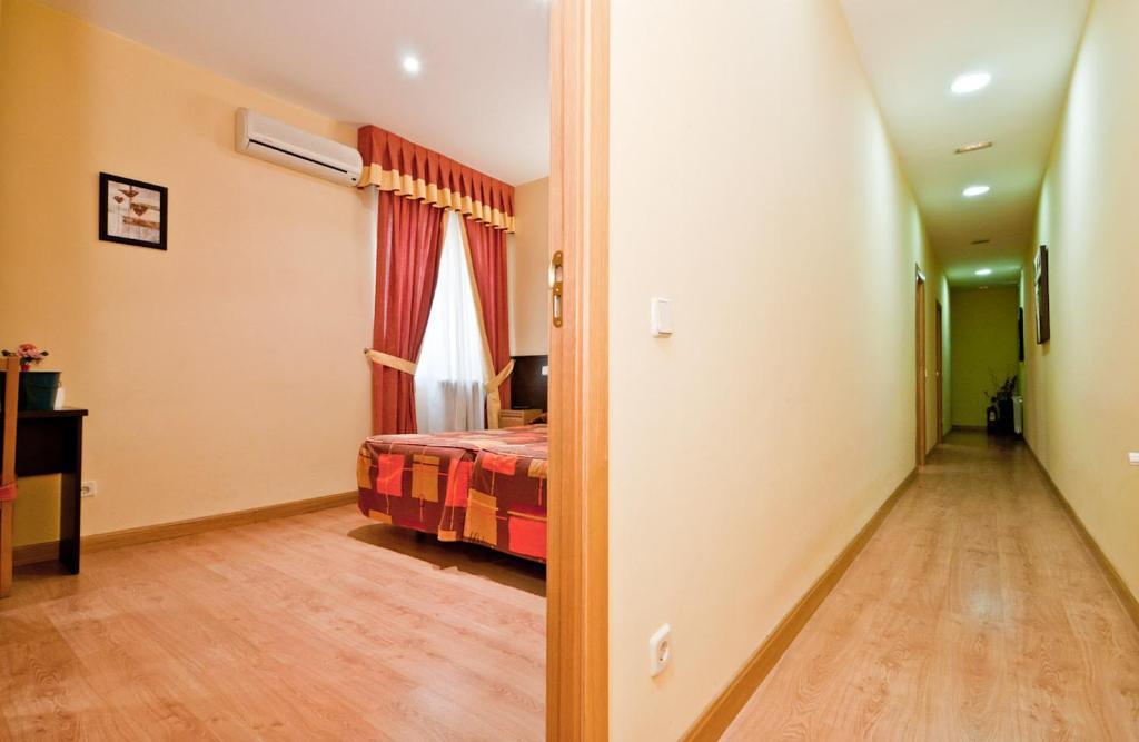 Hostal Las Cortes Madrid Bagian luar foto